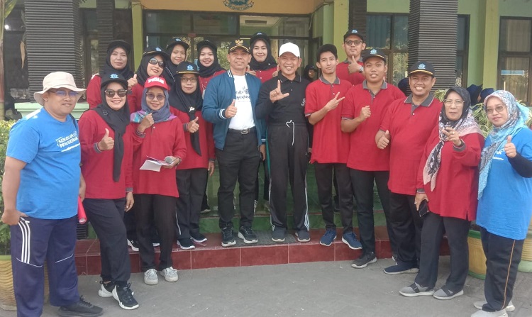 Kepala SMPN 1 Jabon Matnur S.Pd.MM (tengah) mengenakan topi putih dan Camat Jabon Dedik Irwanto S.Sos mengenakan Topi hitam berkaos putih bersama para guru guru SMPN 1 Jabon. SP/ Hikmah