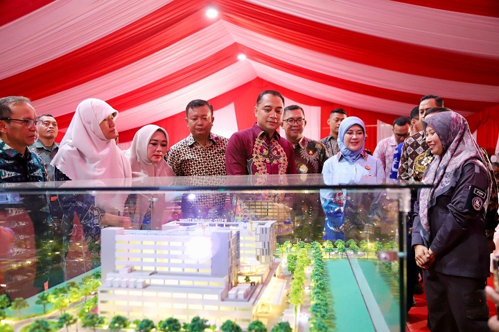 Wakil Ketua DPRD Surabaya Laila Mufida bersama Wali Kota Surabaya Eri Cahyadi dan jajaran Forkopimda  saat menandai groundbreaking RSUD Surabaya Timur di wilayah Kecamatan Rungkut, Kamis (5/10/2023).