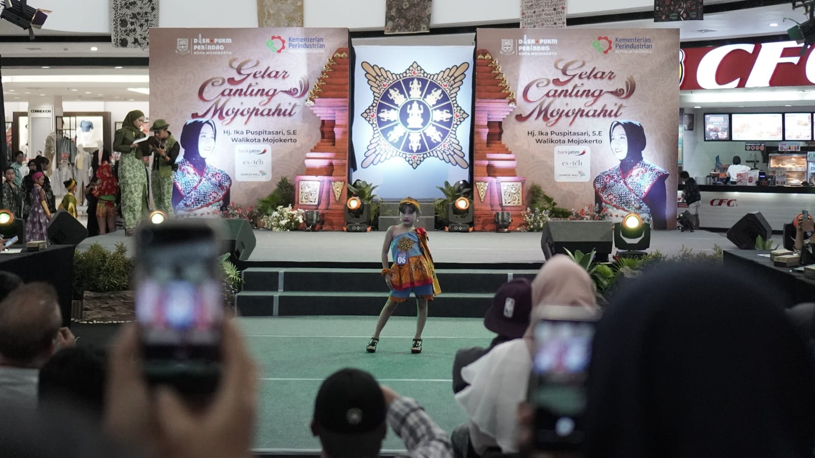 Penampilan peserta lomba Mojobatik Festival 2023 Kota Mojokerto kategori umum di Atrium Sunrise Mall, Jumat (6/10)
