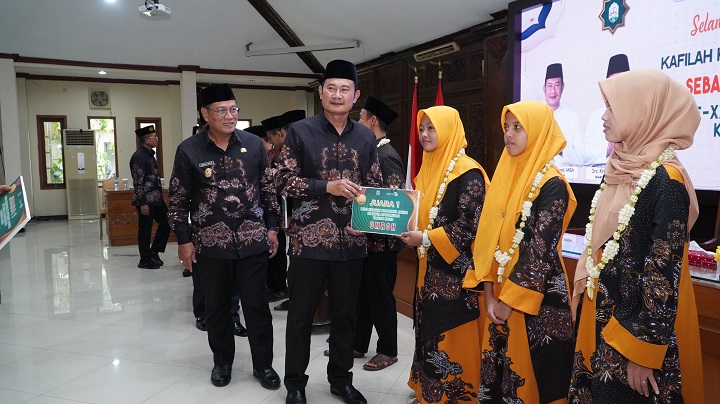 Bupati saat memberikan bonus tiket umroh kepada kafilah penerima medali emas. SP/MUHAJIRIN 