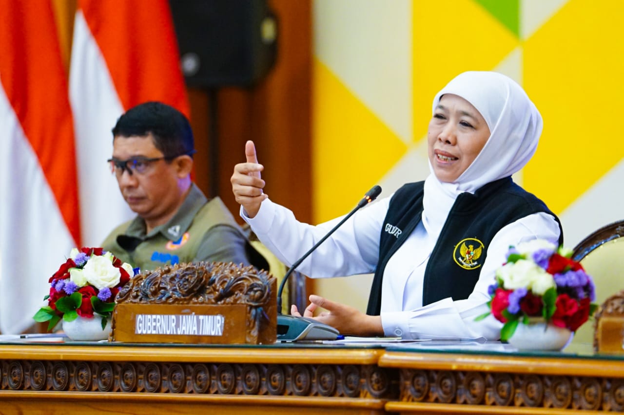 Gubernur Jawa Timur Khofifah Indar menghadiri Rapat koordinasi (Rakor) percepatan penanganan bencana serta antisipasi bencana hidrometeorologi tahun 2023-2024 di BPSDM Jatim, Surabaya, Senin sore, (9/10/2023). SP/AINI