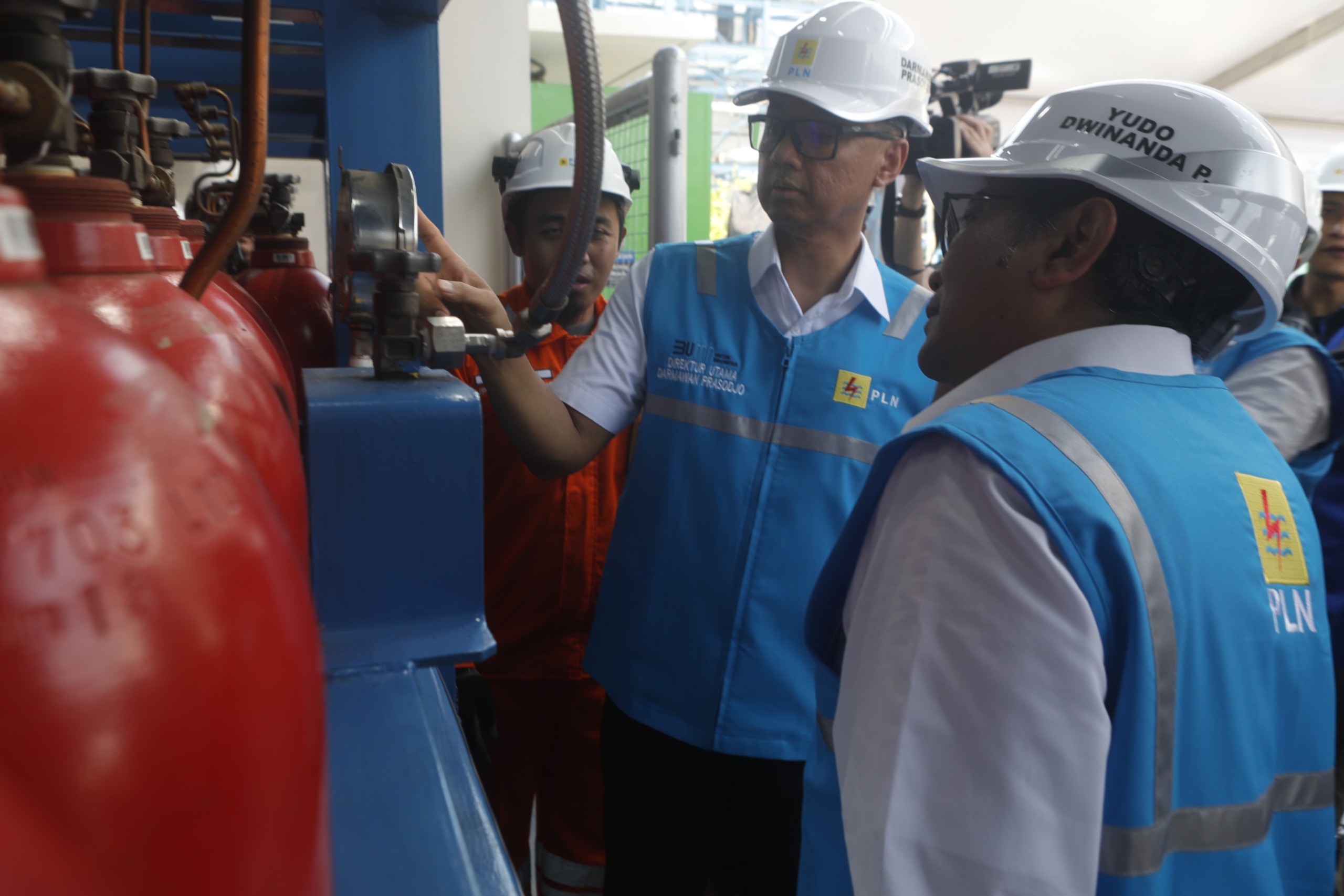 Dirut PLN Darmawan Prasodjo (kiri) dan Direktur Jenderal Energi Baru Terbarukan dan Konservasi Energi Kementerian ESDM, Yudo Dwinanda Priaadi saat meninjau Green Hydrogen Plant hasil inovasi PLN yang berlokasi di kawasan PLTGU Muara Karang, Pluit, Jakarta
