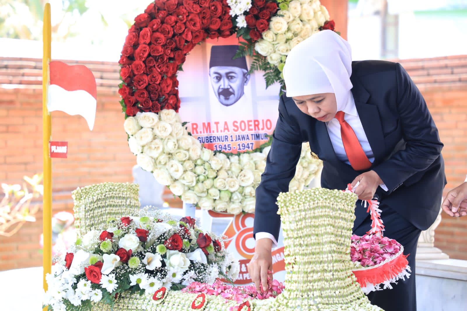 Gubernur Khofifah Indar Parawansa pimpin ziarah ke makam gubernur soerjo di Magetan. SP/AINI