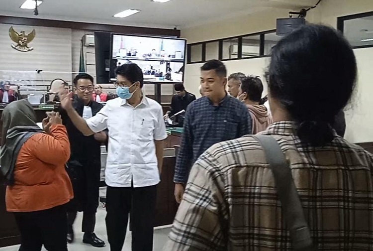 Terdakwa Keluar Ruangan Usai Persidangan Lantaran Mengaku Sakit, Selasa (10/10/2023). SP/ Hikmah