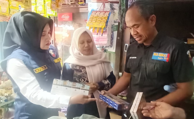 Bupati Mojokerto Ikfina Fahmawati bersama Humas KPPBC Tipe Madya Pabean B Sidoarjo dan Satpol PP saat melakukan operasi Gempur Rokok Ilegal di Pasar Pohjejer. SP/ DWI
