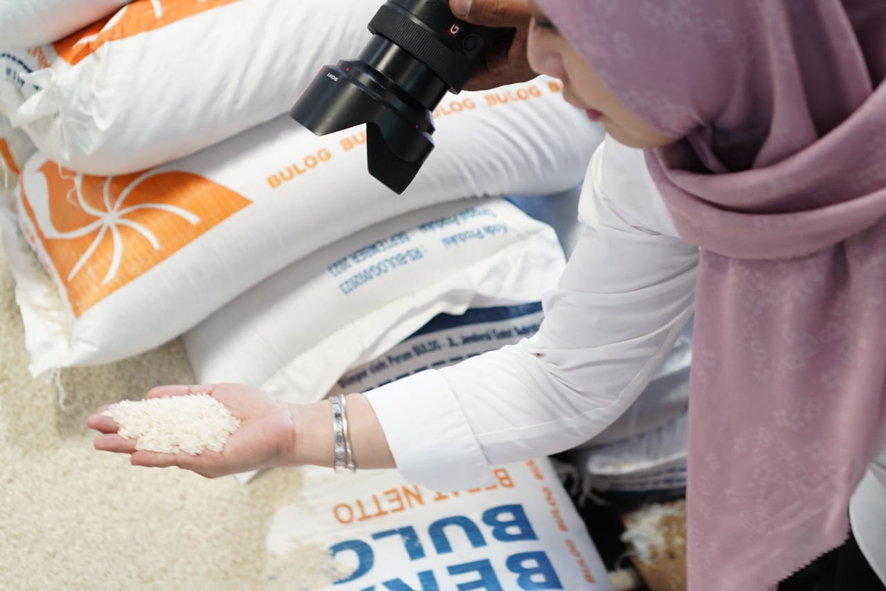 Walikota Ning Ita saat melakukan pengecekan stok beras di gudang Bulog