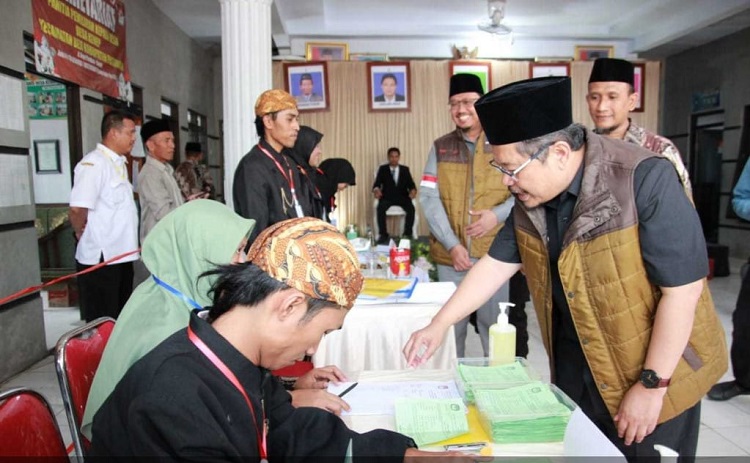 Pj Bupati Pasuruan Adriyanto saat memantau Pilkades serentak di kabupaten Pasuruan. SP/ RIS