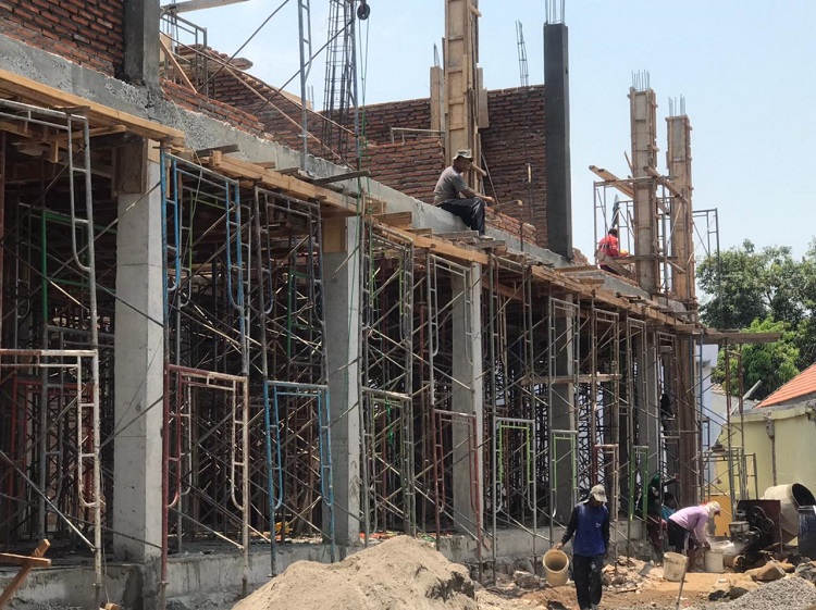 Pekerja pembangunan proyek gedung Puskesmas Perak Jombang tidak memakai alat pelindung diri. SP/ Sarep