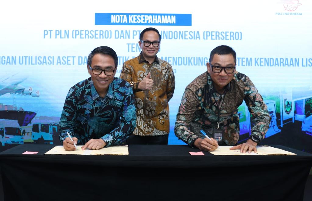 Direktur Utama PLN, Darmawan Prasodjo (kanan) dengan Direktur Utama Pos Indonesia, Faizal Rochmad Djoemadi (kiri) menandatangani nota kesepahaman tentang pengembangan utilisasi aset dan logistik dalam mendukung ekosistem kendaraan listrik di Hotel Ritz-Ca