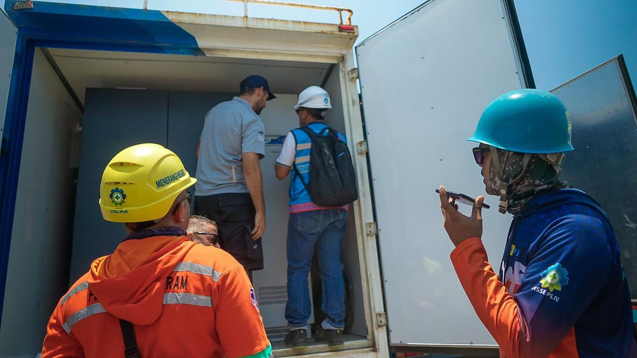 Tim PLN bersiaga memeriksa setiap detail di peralatan kelistrikan untuk memastikan keandalan pasokan listrik tetap prima saat gelaran MotoGP Mandalika 2023 berlangsung. Foto/Humas PLN