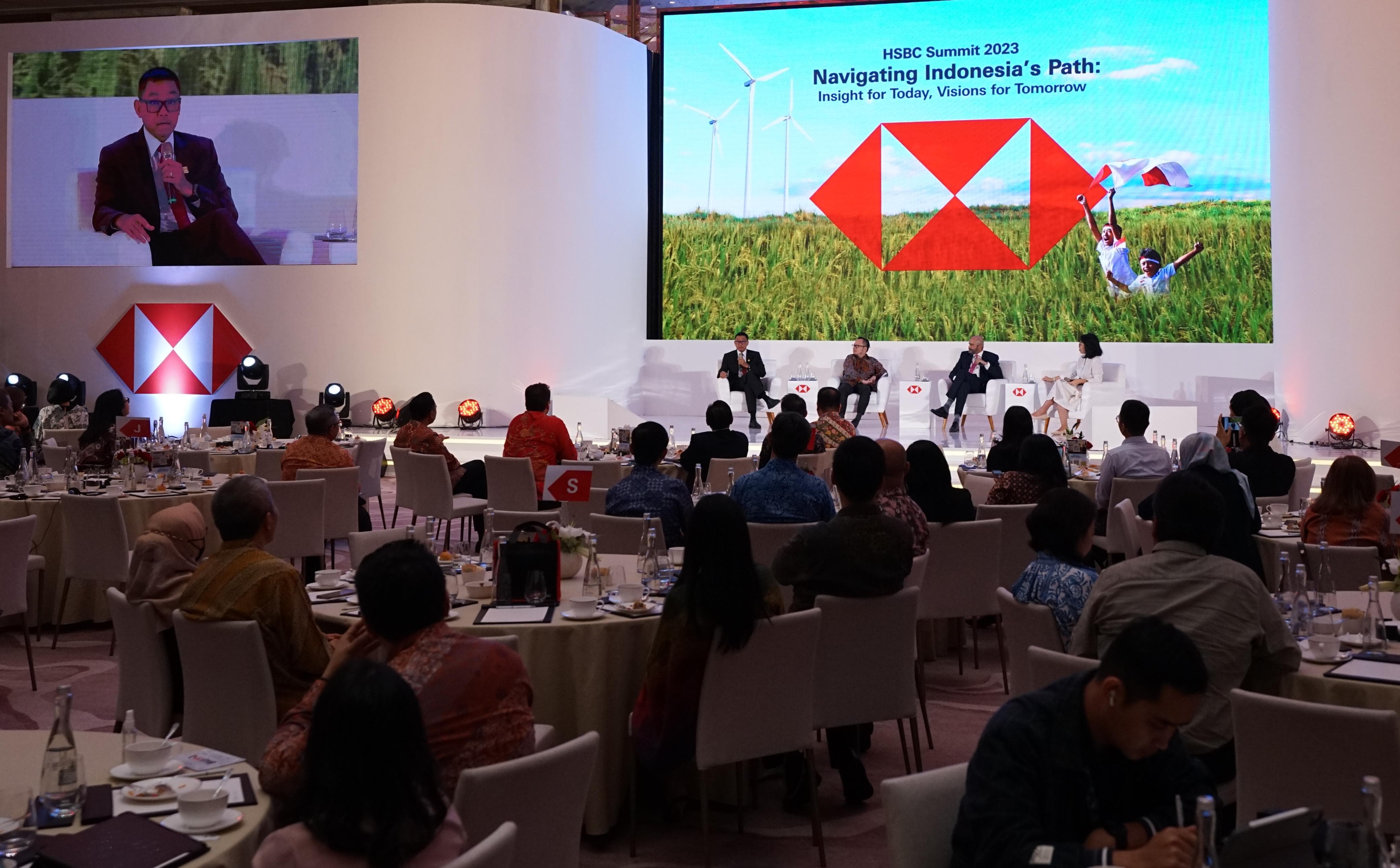 Suasana diskusi panel bertajuk "Navigating Indonesia's Path: Insight for Today, Visions for Tomorrow" yang menjadi rangkaian agenda HSBC Summit 2023 di Jakarta pada Rabu (11/10). Foto/Humas PLN