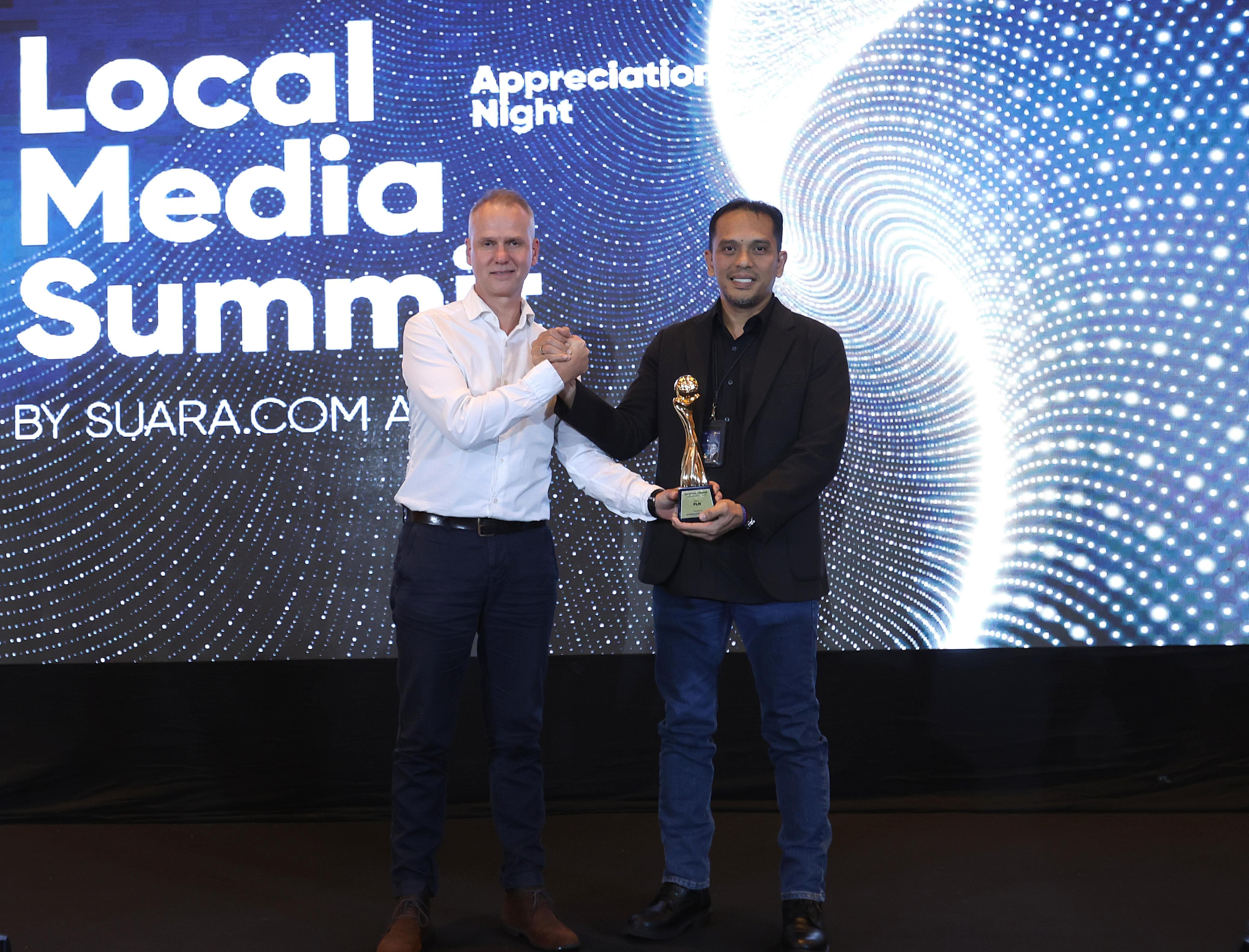 EVP Komunikasi Korporat & TJSL PLN Gregorius Adi Trianto (kanan) menerima penghargaan dari IMS Asia Regional Director, Lars Bestle dalam acara Local Media Summit 2023 di Jakarta pada Rabu (11/10). Foto/Humas PLN