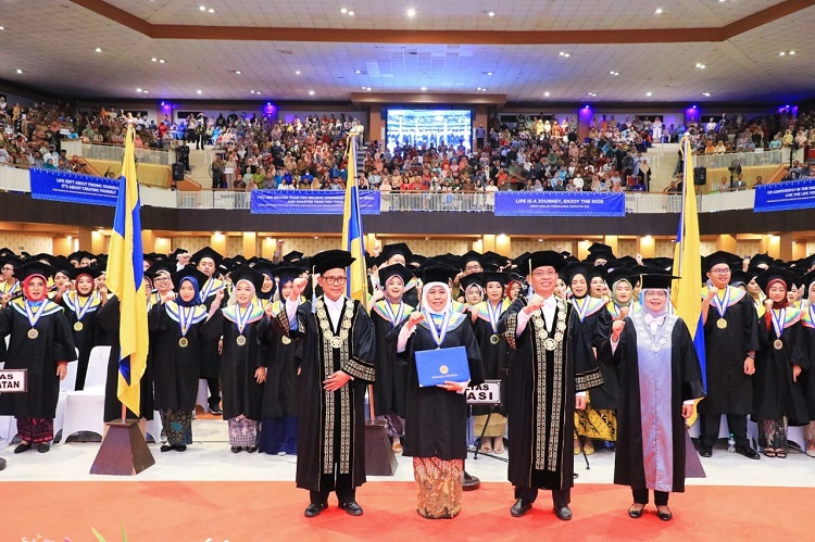 Gubernur Jatim Khofifah memperoleh gelar Doktor Honoris Causa dari Universitas Airlangga di Bidang Ilmu Ekonomi, Minggu, (15/10/2023). SP/ Aini