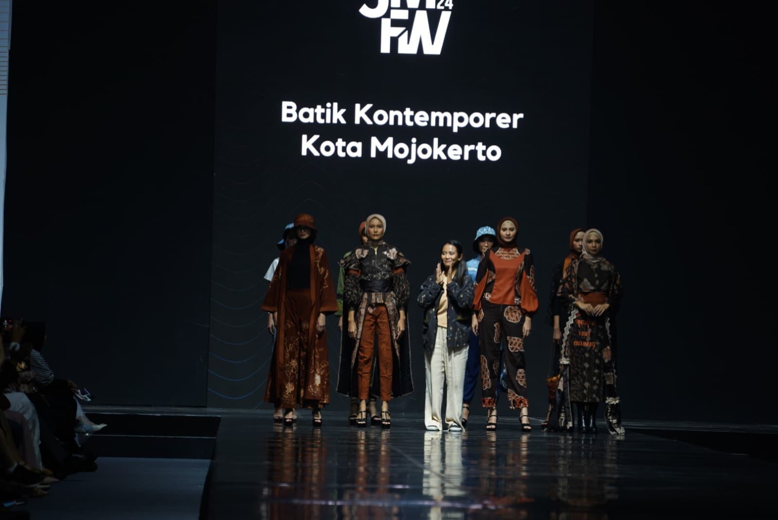 Batik kontemporer Kota Mojokerto saat di JMFW 2024
