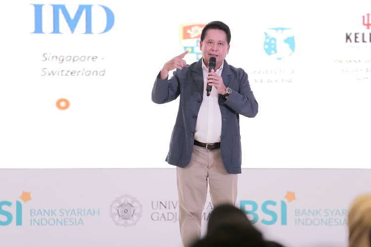 Direktur Utama BSI Hery Gunardi pada sesi INSPITALK di depan ratusan mahasiswa UGM pada acara Sharia Financial Literacy: Young, Blessed & Free yang berlangsung di Grha Sabha Universitas Gadjah Mada Yogyakarta, Kamis (19/10/2023). SP/ BSI