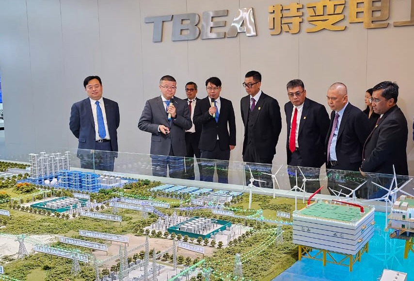 Direktur Utama PLN, Darmawan Prasodjo (keempat dari kanan) beserta jajaran Komisaris dan Direksi PLN saat melakukan kunjungan ke showroom TBEA untuk melihat produk kelistrikan. Foto/Humas PLN