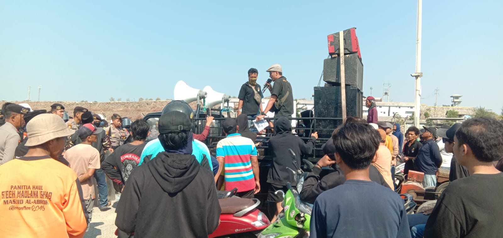 Warga masyarakat Desa Kemantren Kec Paciran, saat melakukan aksi demo di PT Lamongan Shorebase.

FOTO:SP/IST