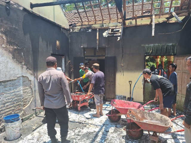 Kondisi rumah pasca api berhasil dipadamkan. SP/Lestariono 