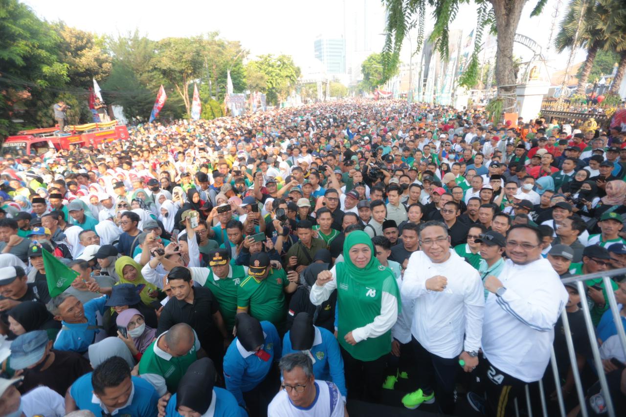 Jalan Sehat Hari Santri 2023 ikuti ratusan ribu peserta dari berbagai daerah di Indonesia yang dibuka oleh Gubernur Khofifah, Ketua Umum PBNU Yahya Cholil Staquf dan Menteri Agama Yaqut Cholil Quomas. (Foto: SP/Nur Aini)