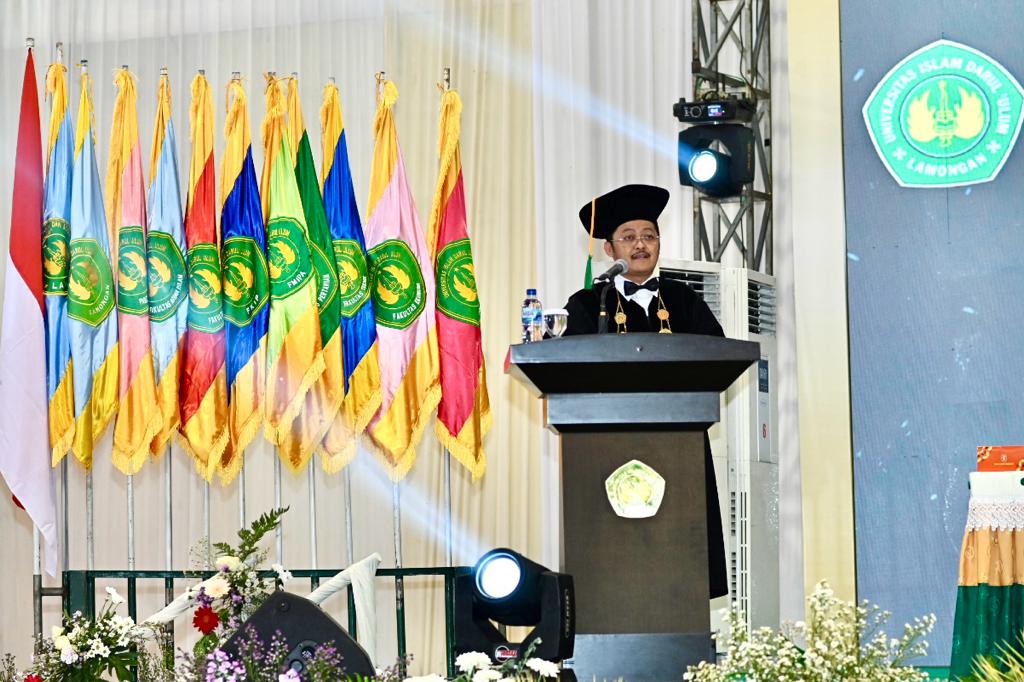 Afif Hasbullah usai dikukuhkan menjadi guru besar bidang ilmu hukum di Unisda Lamongan, berpidato dihadapan para undangan.
FOTO:SP/MUHAJIRIN KASRUN
