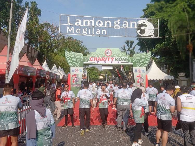 Peserta Charity Run dengan riang gembira usai finish di depan Pendopo Lokatantra Lamongan. SP/MUHAJIRIN 