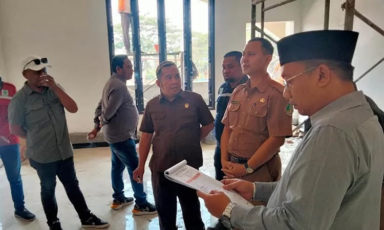 Perwakilan Pemkot dan DPRD Kota Pasuruan saat meninjau proyek lanjutan pembangunan gedung PLUT KUMKM, kemarin. SP/ Ris