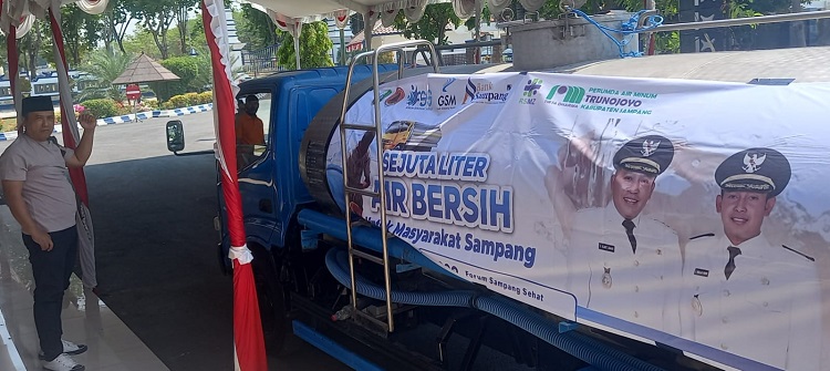 Direktur GSM Tamsul saat mau menuju ke lokasi pendroping air bersih, Kamis (26/10/2023). SP/ GAN