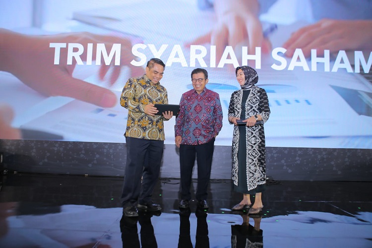Direktur Sales & Distribution BSI Anton Sukarna (kiri), Komisaris Utama merangkap Komisaris Independen BSI Muliaman D Hadad (tengah), dan SVP Wealth Management BSI Asri Natanegeri (kanan) saat meluncurkan produk reksa dana syariah pada acara Priority Gath