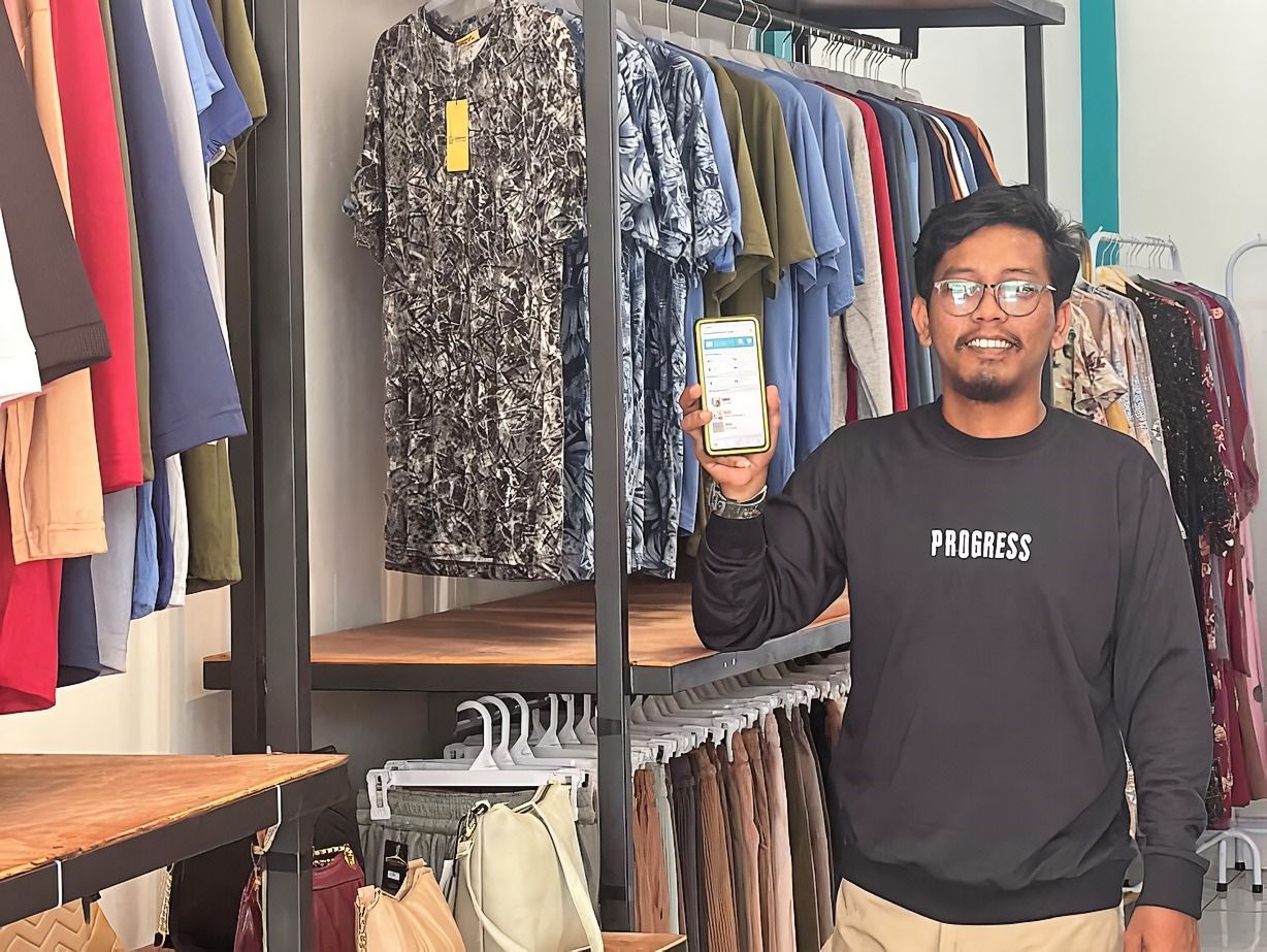 Hendra Aji, pemilik Roemah Daster Kalimantan Selatan, salah satu UMKM yang tergabung dalam marketplace di aplikasi PLN Mobile. Foto/Humas PLN