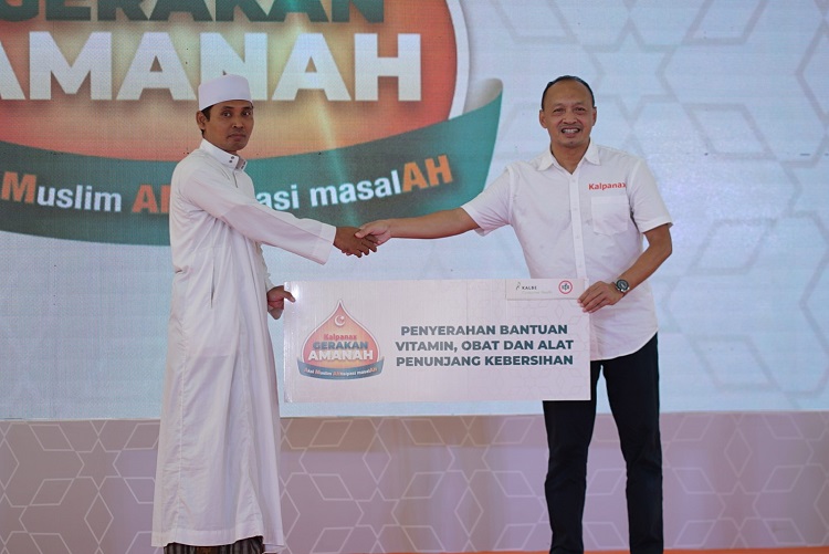 Kusnanto Pramono (kanan), GM Commercial Kalbe Consumer Health menyerahkan secara simbolik bantuan, vitamin, obat dan alat penunjang kebersihan kepada Ustadz Muhammad Nur Hasyim, Pimpinan pondok Pesantren Assalafi Al Fitrah Semarang. SP/ Al qomaruddin