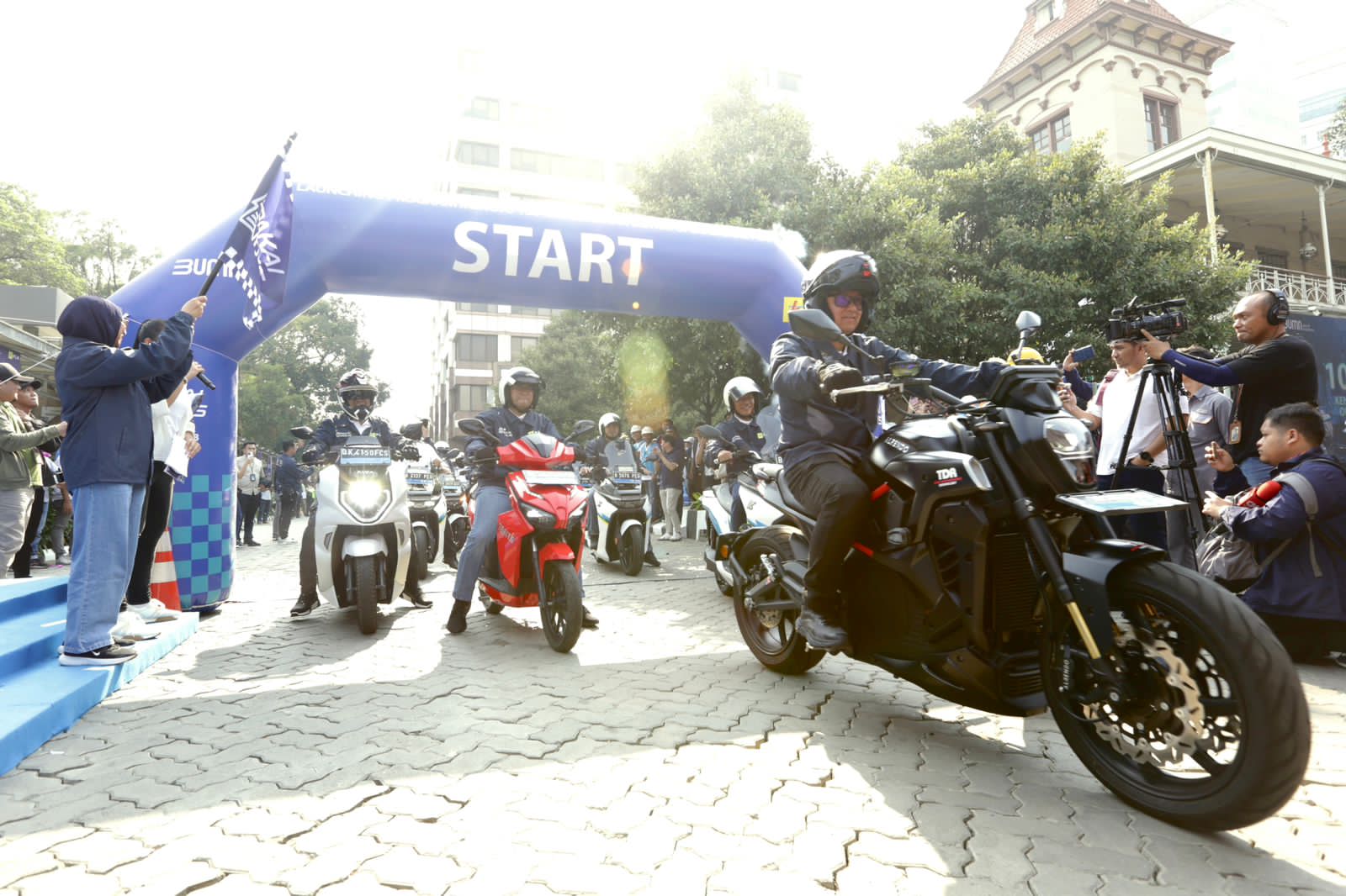 Direktur Utama PLN Darmawan Prasodjo (kanan) bersama Direksi Holding, Subholding, Anak Usaha serta pegawai PLN saat peluncuran program menuju 100 persen kendaraan listrik operasional dengan di Kantor Unit Induk Distribusi (UID) Jakarta Raya pada Minggu, (