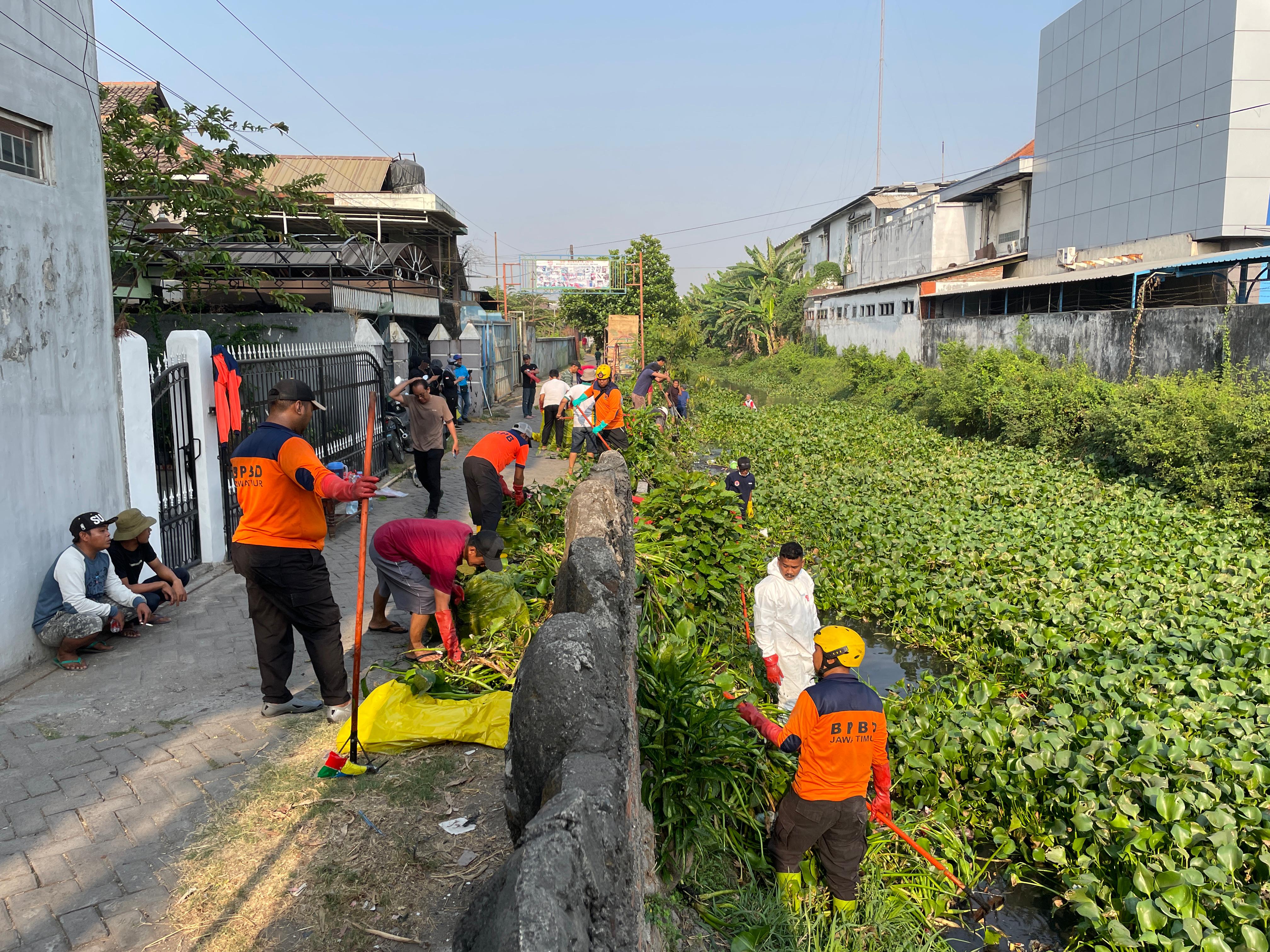 Tim BPDB lakukan sisir sungai sinir Waru dengan libatkan elemen pentahelix, kerahkan 2 unit ekskavator dan 4 unit dump truck. SP/Pemprov Jatim