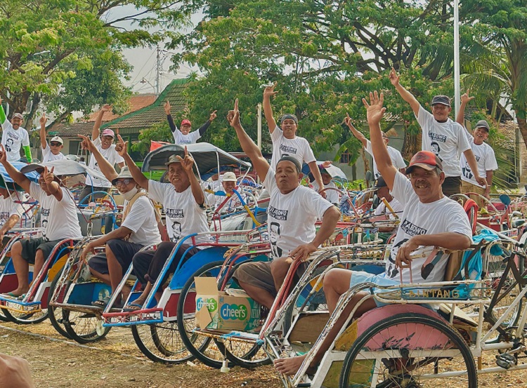 Deklarasi Dukungan Paguyuban Penarik (Becak  Ponorogo) untuk Prabowo Subianto di samping stadion Batoro Katong, Ponorogo-Jatim. SP/ Al Qomarrudin