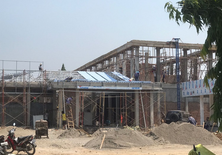 Pekerja melakukan pemasangan rangka atap gedung Puskesmas Miagan Mojoagung Jombang. SP/ Sarep