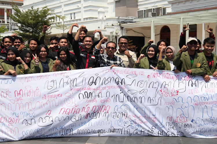 Wakil Ketua DPRD Kota Surabaya AH Thony bersama puluhan mahasiswa dari Badan Legislatif Mahasiswa (BLM) Fakultas Hukum UPN Veteran Surabaya melakukan agenda menulis aksara Jawa bersama di kain yang terbentang sepanjang 5 meter di Balai Pemuda. SP/ Al Qoma