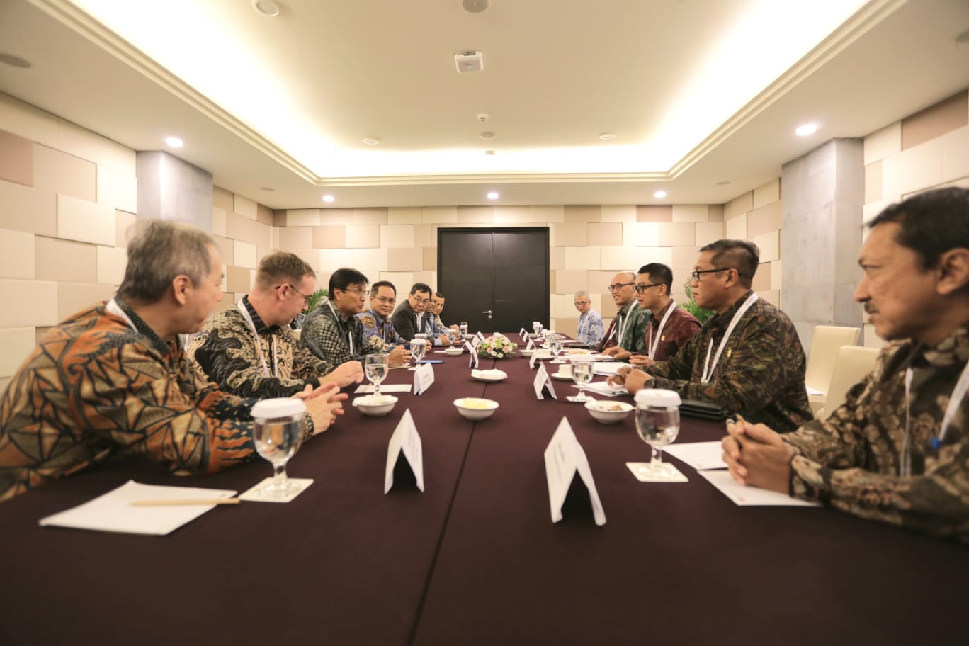 Suasana courtesy meeting antara PLN dan Sarawak Energy Berhad di sela agenda World Hydropower Congress 2023 di Nusa Dua, Bali pada Selasa (31/10). Foto/Humas PLN