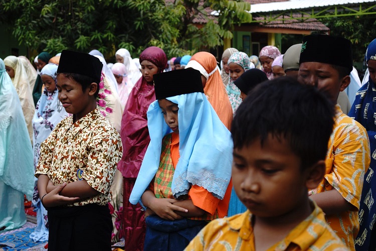 Warga dan pelajar Desa Kepatihan Kabupaten Jombang menggelar shalat istisqa atau shalat meminta hujan, Kamis (02/11/2023). SP/ Sarep
