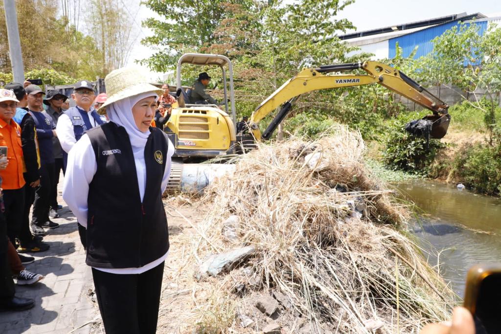 Gubernur Khofifah meninjau langsung kegiatan bersih-bersih di Sungai Avour Gedangan, Kabupaten Sidoarjo, Kamis (2/11/2023). SP/ Aini