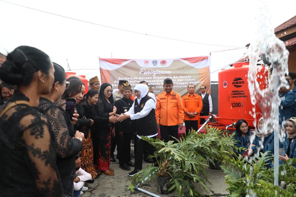Gubernur Jawa Timur Khofifah Indar Parawansa meresmikan jaringan pipa air bersih yang telah rampung diperbaiki Pemerinta Provinsi (Pemprov) Jatim di Kecamatan Sukapura, Kab. Probolinggo, Kamis (2/11/2023). SP/Biro Adpim Pemprov Jatim