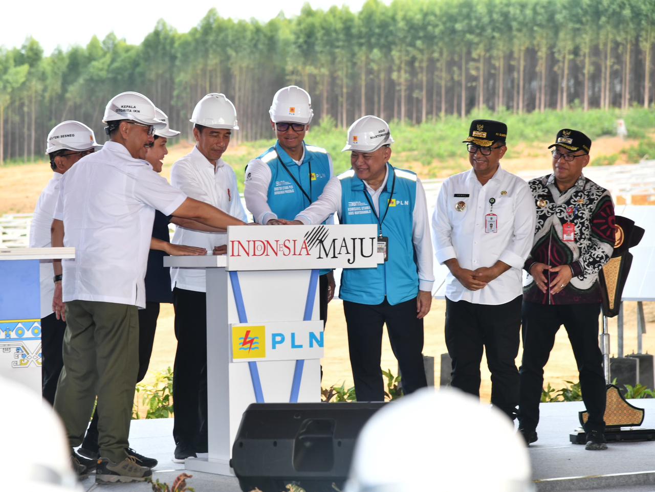 Presiden RI, Joko Widodo (keempat dari kiri) dan Direktur Utama PLN, Darmawan Prasodjo (keempat dari kanan) saat prosesi penekanan tombol sebagai tanda dimulainya groundbreaking PLTS Ibu Kota Negara Nusantara 50 MW Kamis, (2/10). Foto/Humas PLN