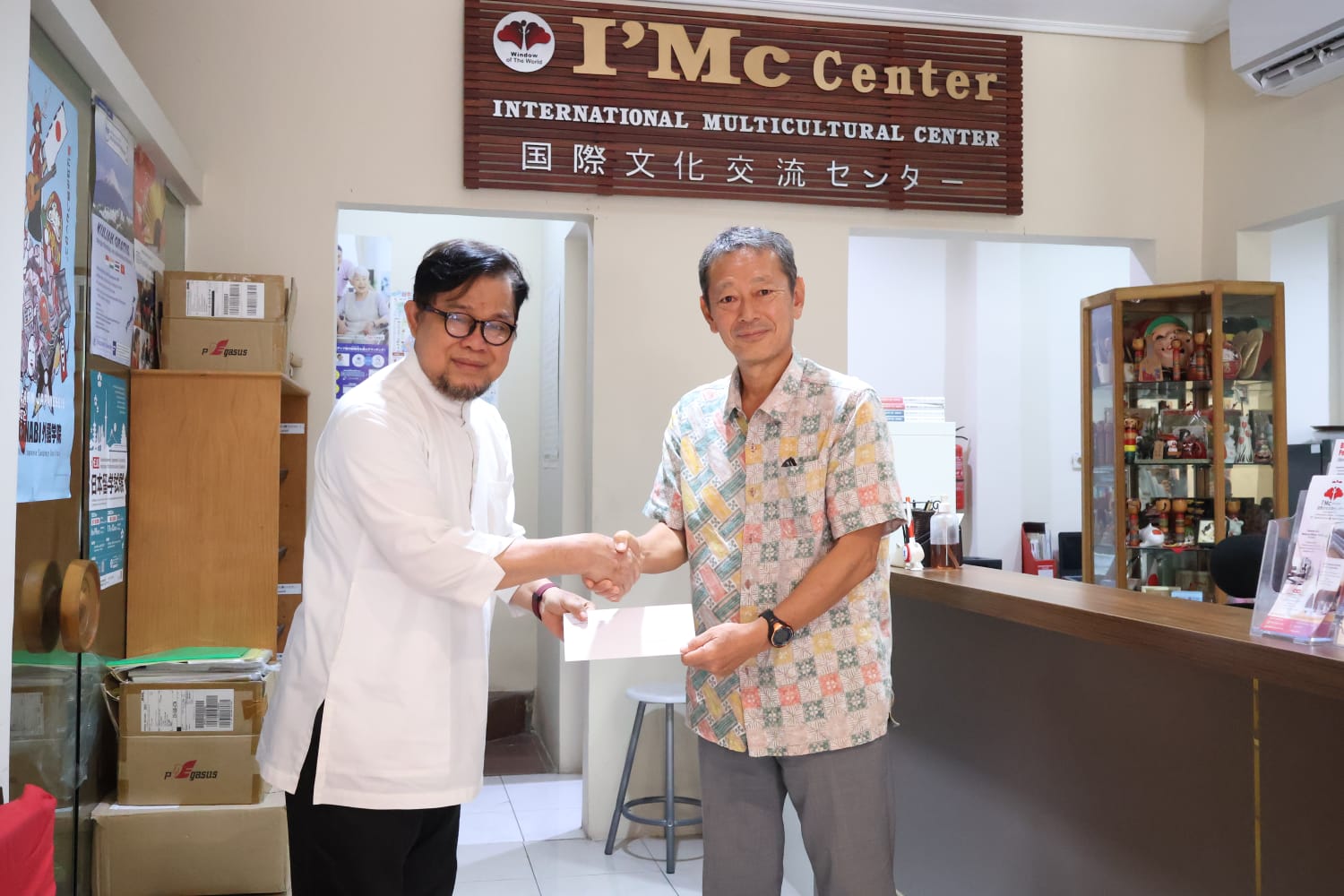 Guru besar (Gubes) Unesa mendapat penghargaan dari pemerintah Jepang atas kontribusinya selama ini.SP/Unesa