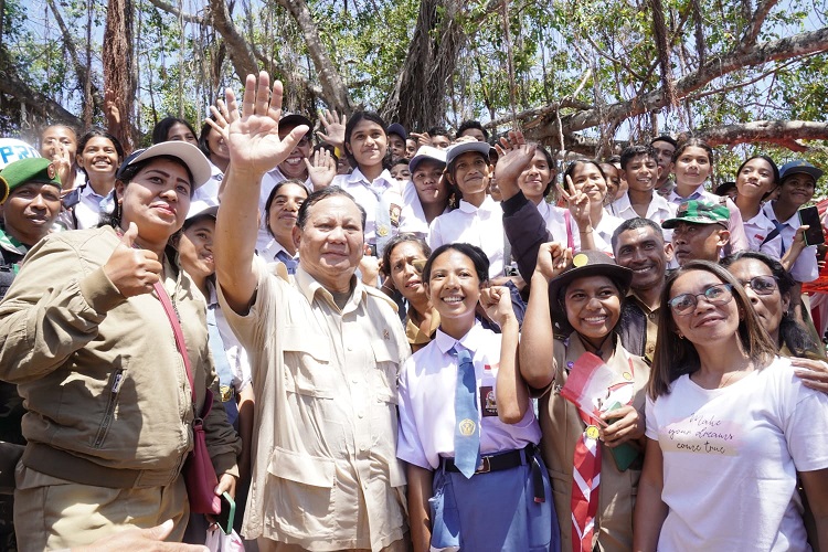 Menteri Pertahanan (Menhan), Prabowo Subianto saat mengunjungi dan membantu krisis air bersih di  Pulau Moa, Kecamatan Moa Lakor, Kabupaten Maluku Barat Daya. SP/ Al Qomaruddin