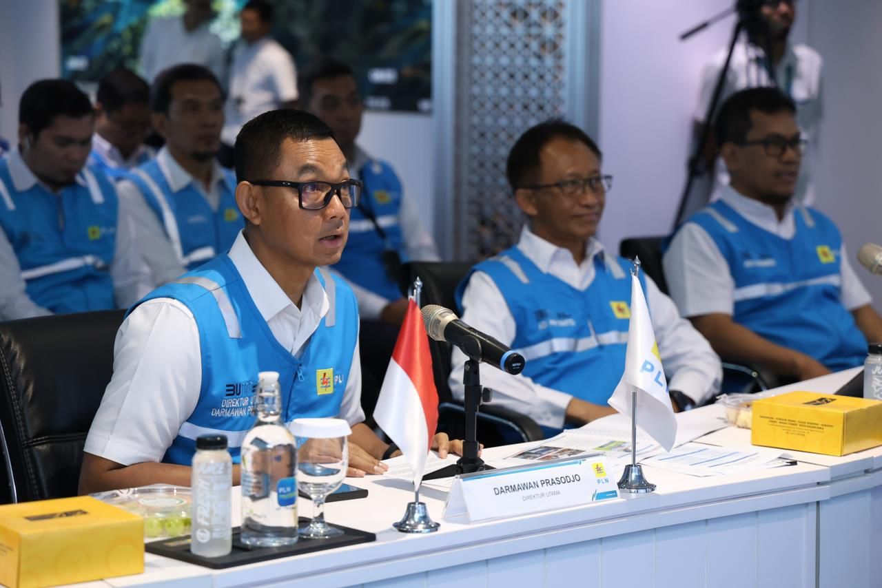 Direktur Utama PLN Darmawan Prasodjo (kiri) memimpin langsung Apel Siaga Kelistrikan Piala Dunia U-17 melalui daring di Kantor PLN, Jakarta, Senin (6/11). Foto/Humas PLN