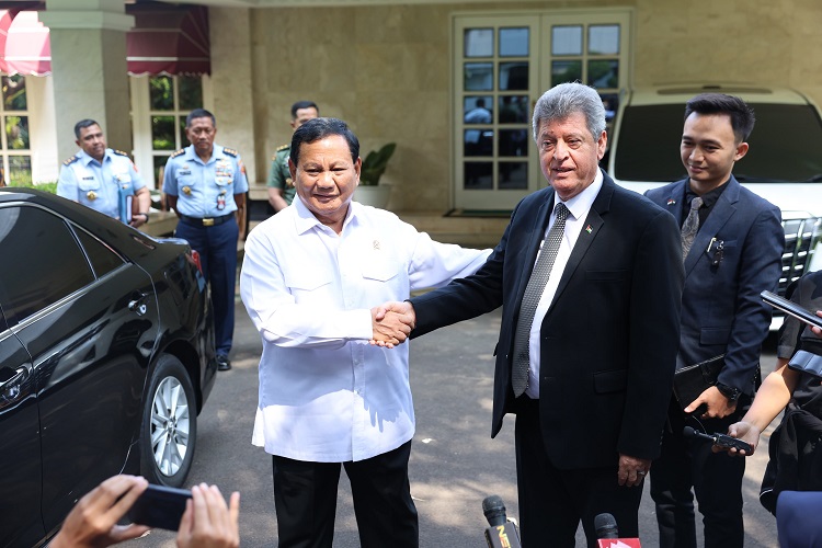 Menteri Pertahanan Prabowo Subianto saat bertemu dengan Dubes Palestina Zuhair Al-Shun. SP/ Al Qomaruddin