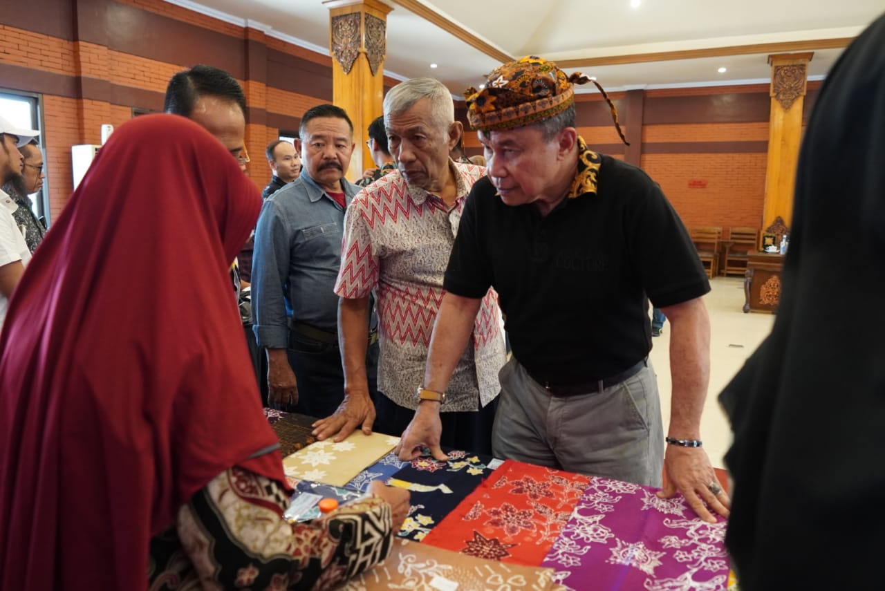 Duta Besar RI untuk Nigeria saat melihat secara langsung produk-produk IKM Kota Mojokerto.