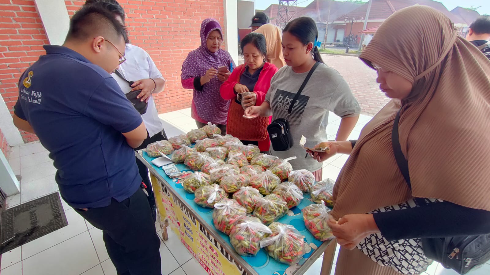 Operasi pasar cabai yang digelar DiskopUKMPerindag Kota Mojokerto di Pasar Ketidur