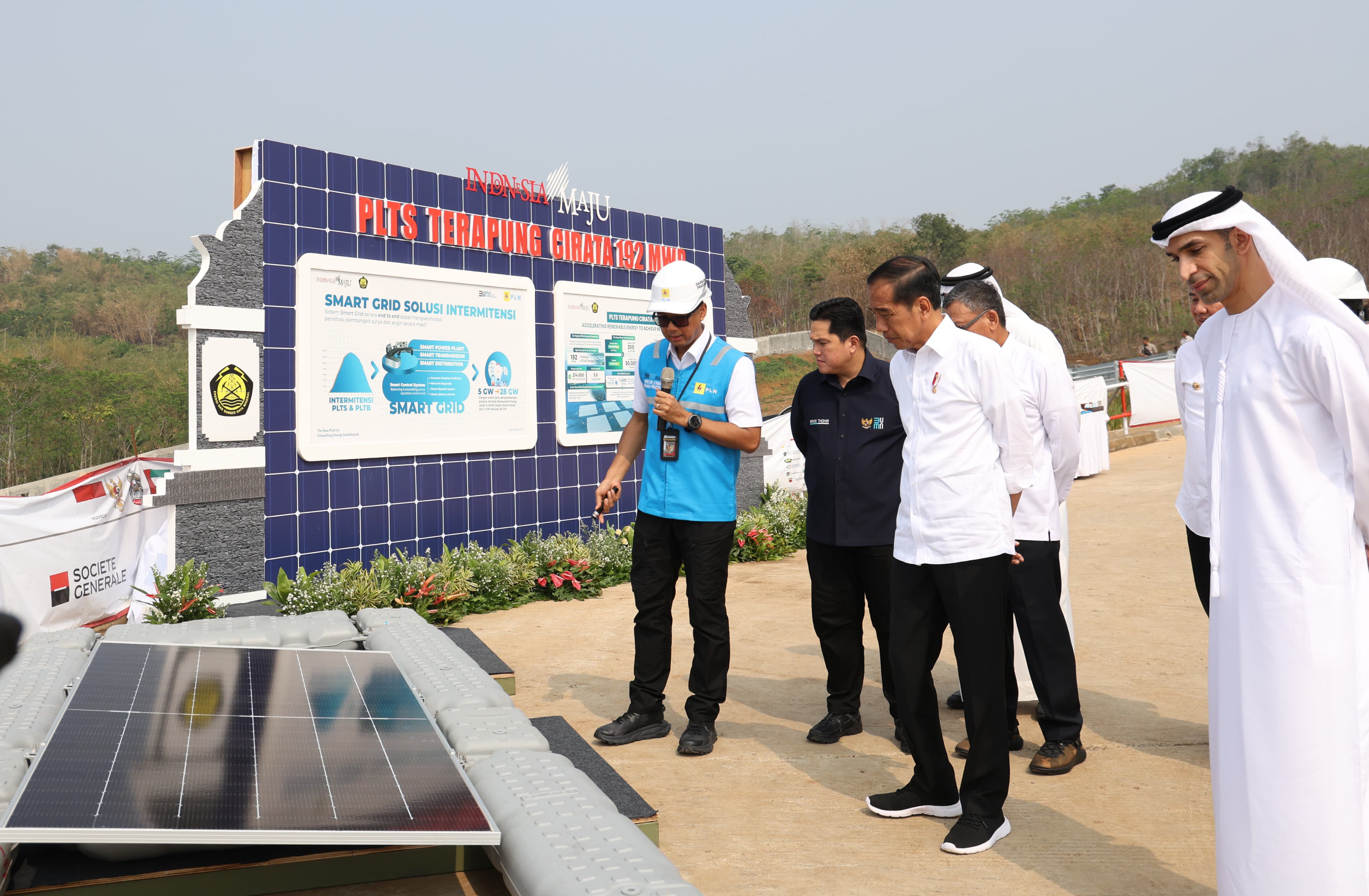 Presiden Republik Indonesia Joko Widodo (dua dari kanan) saat mendengarkan penjelasan Direktur Utama PLN Darmawan Prasodjo (kiri) terkait panel surya yang digunakan di PLTS Terapung Cirata, Purwakarta, Jawa Barat. Foto/Humas PLN
