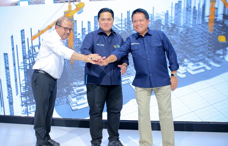 Direktur Utama PT Bank Syariah Indonesia Tbk Hery Gunardi (kanan), Menteri BUMN Erick Thohir (tengah), dan Direktur Utama (Dirut) PT Pembangunan Perumahan (PP) (Persero) Tbk Novel Arsyad (kiri) saat groundbreaking gedung BSI Tower di Jalan Medan Merdeka S