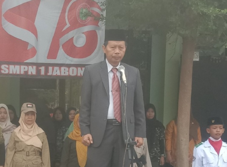 Pembina Upacara hari Pahlawan di SMPN 1 Jabon Kepala Dinas Pendidikan Sidoarjo Dr.Tirto Adi M.Pd. SP/ Hikmah