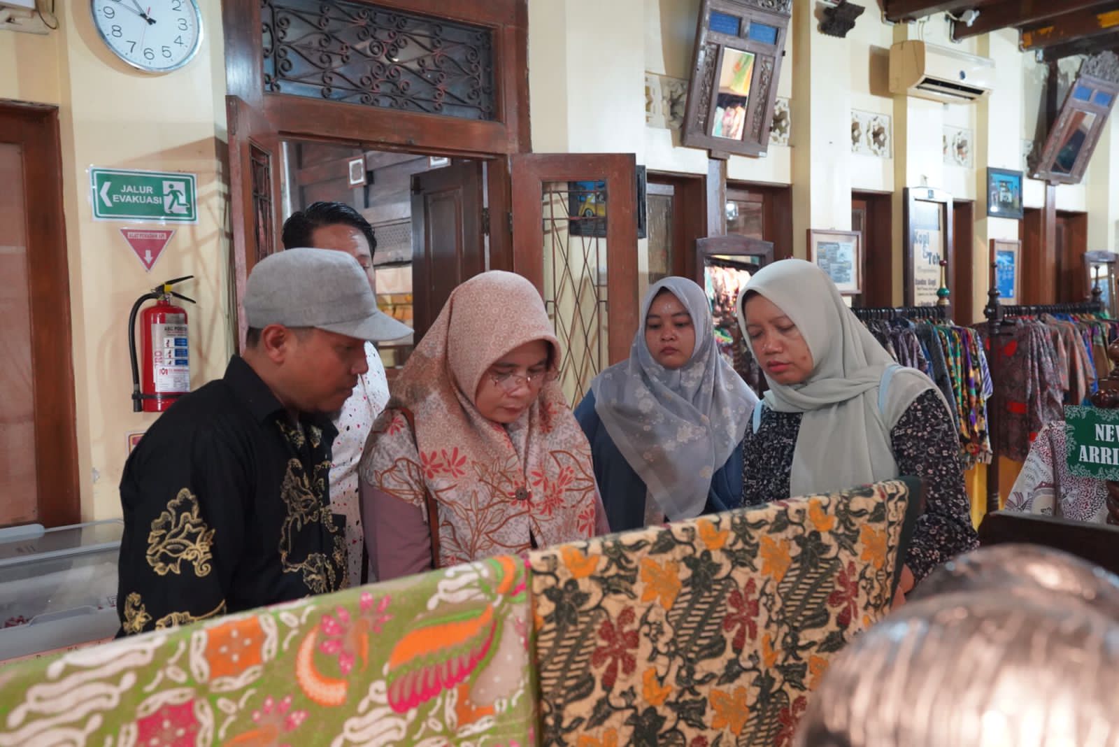 Kunjungan Diskopukmperindag Kota Mojokerto ke sentra IKM Surakarta.